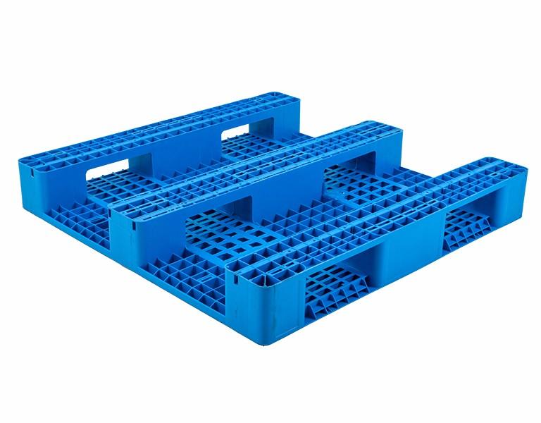 塑料托盤會(huì)受潮嗎？塑料托盤制造商軒盛為您解答